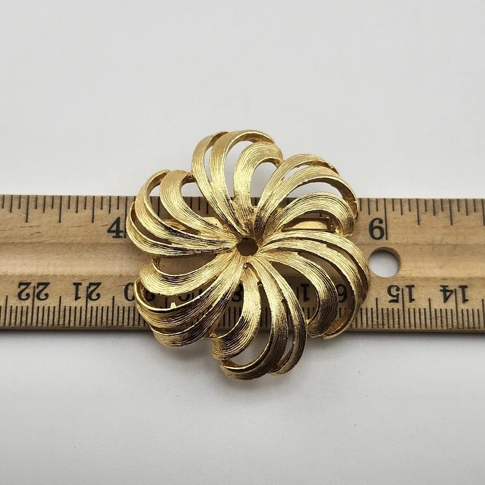 Vintage‎ Gold Tone Swirl Brooch